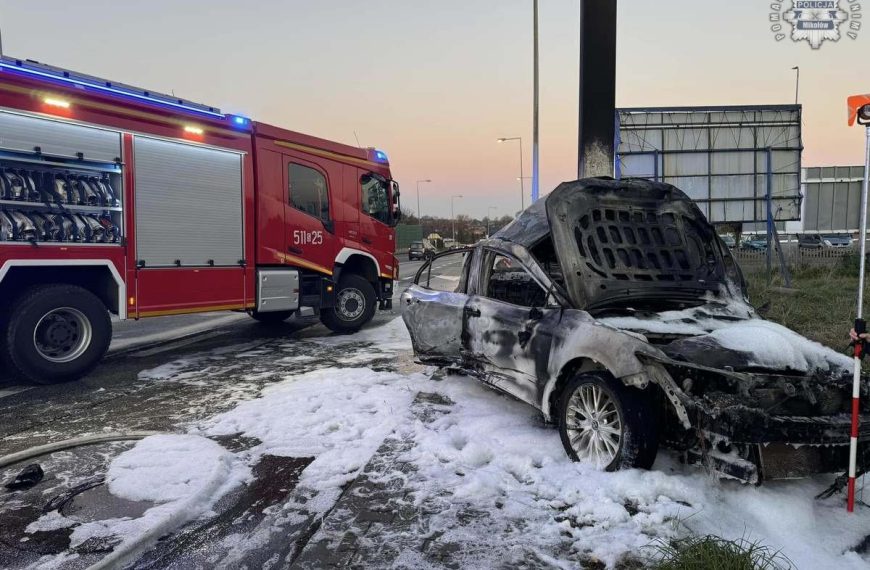 Auto w płomieniach, kierowca spłonął