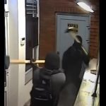Przyszli z młotami i chcieli okraść kantor. ZOBACZ FILM