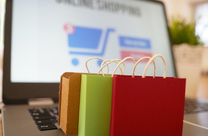 Eksperci ostrzegają przed oszustwami w sieci – Black Friday, fałszywe sklepy i phishing