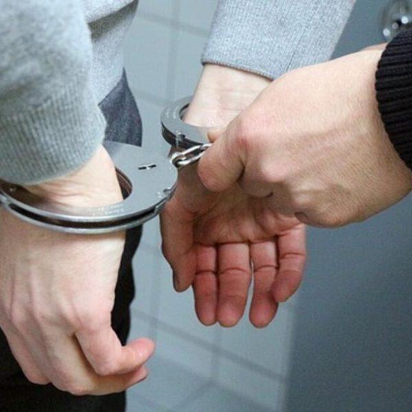 „Mistrz ucieczek” w końcu złapany – zaskoczył policjantów w… sądzie!