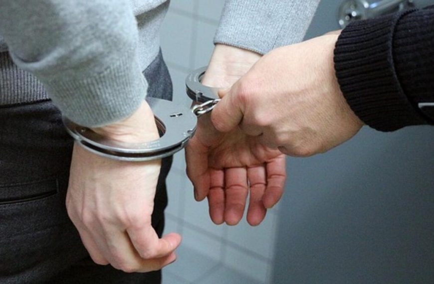 „Mistrz ucieczek” w końcu złapany – zaskoczył policjantów w… sądzie!