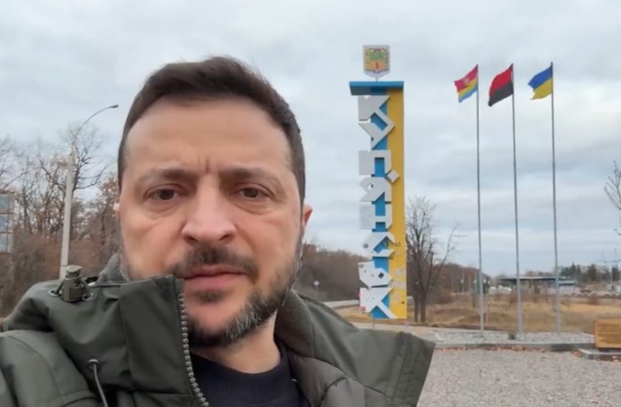 Zelensky na tle flagi organizacji odpowiedzialnej za ludobójstwo na Wołyniu