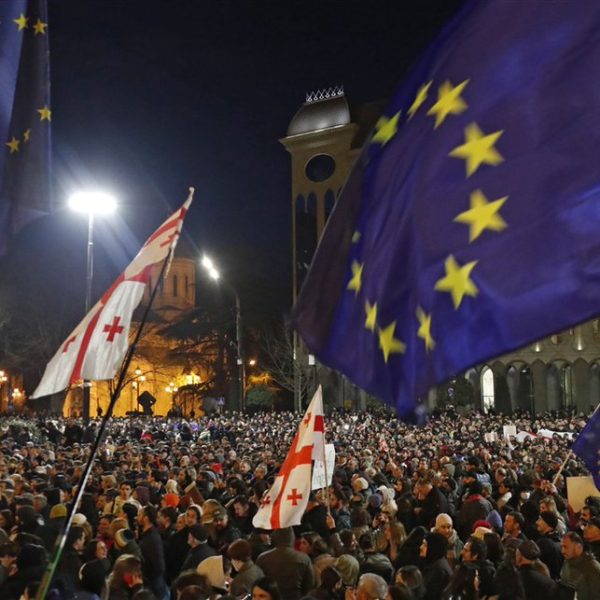 Solidarność Gruzinów rośnie! Szkoły, dyplomaci, urzędnicy…