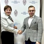 Odsłaniał tablicę gloryfikującą żołnierzy III Rzeszy. Teraz został asystentem senator od Tuska