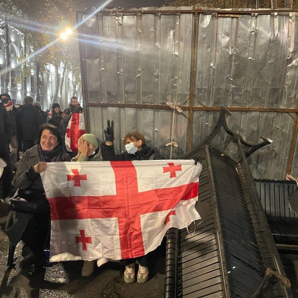 Policja sforsowała barykady. Demonstranci budują nowe umocnienia