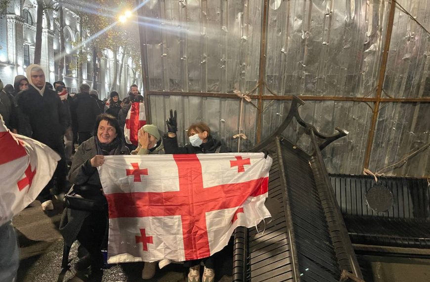 Policja sforsowała barykady. Demonstranci budują nowe umocnienia