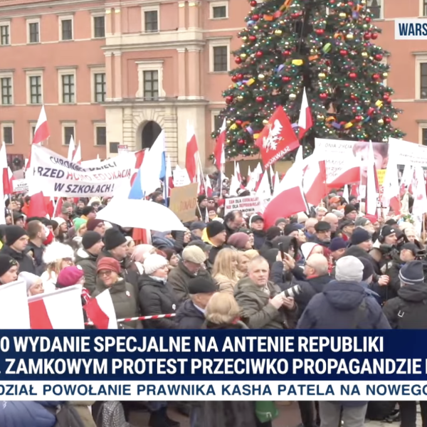 Tłumy Polaków na Placu Zamkowym w Warszawie! [LIVE]