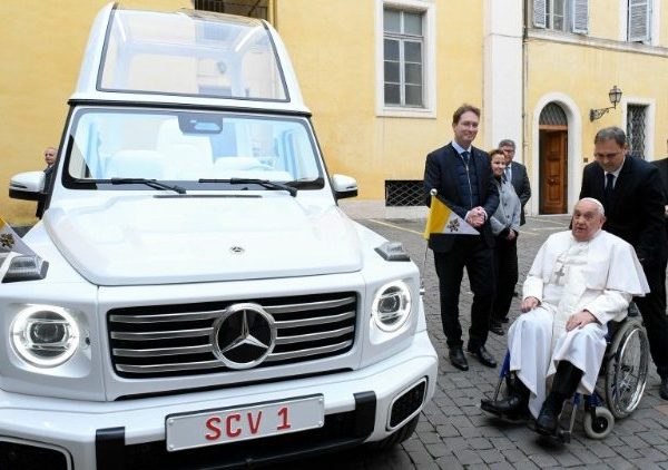Papież ma nowego, elektrycznego papamobile