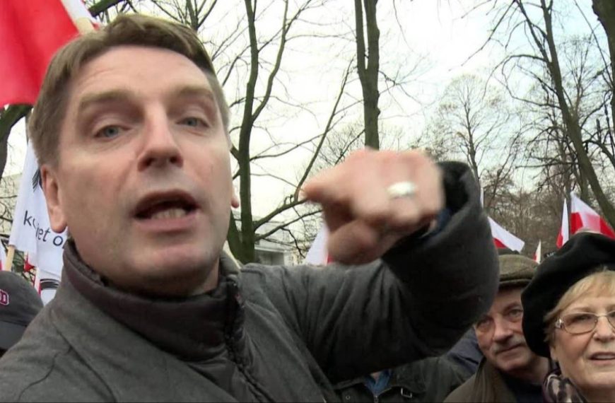 Tomasz Lis oskarża Kaczyńskiego o „splunięcie na grób brata” – lawina krytyki w stronę redaktora