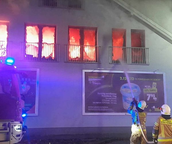 Potężny pożar znanego dyskontu. W akcji kilkanaście zastępów straży