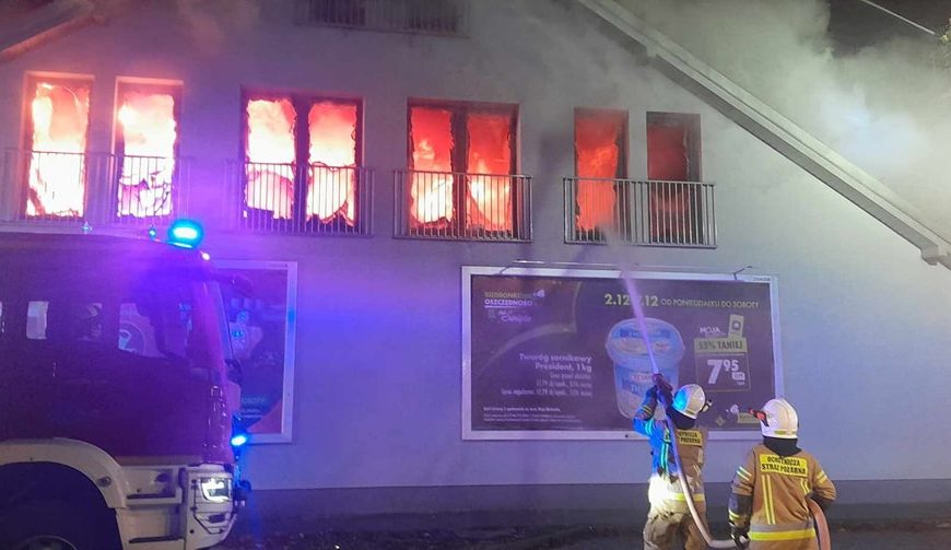 Potężny pożar znanego dyskontu. W akcji kilkanaście zastępów straży