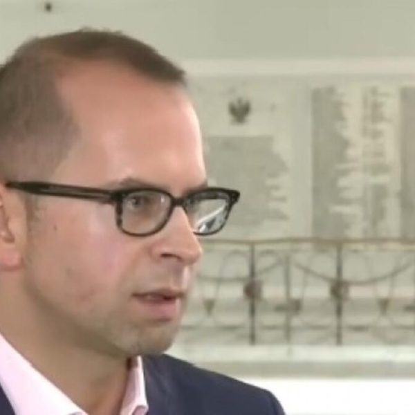 „Polityczne szopki i przepalone pieniądze” – internauci masakrują Szczerbę i komisję wizową