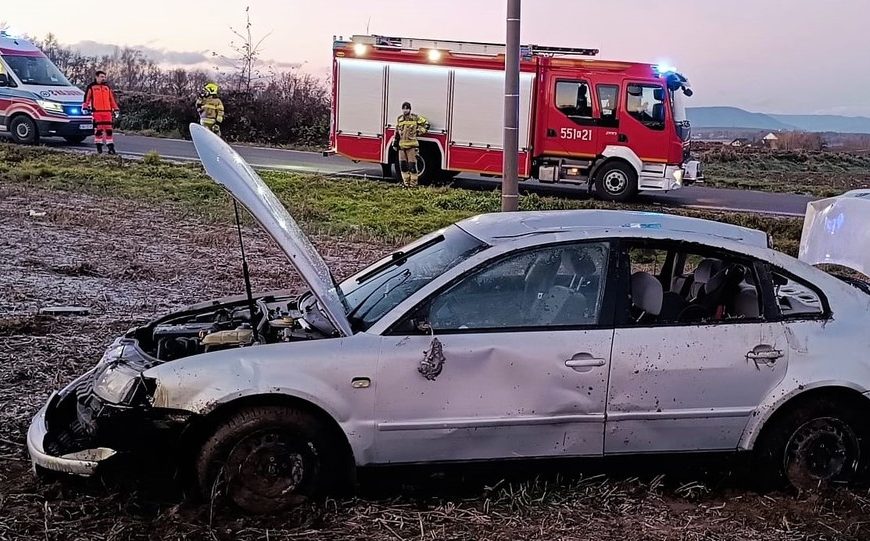 Dachowanie samochodu zakończone tragedią